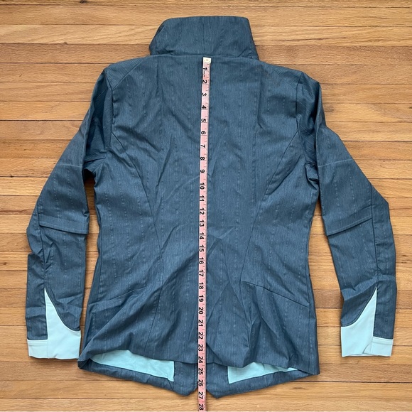 Brooks Running Rain Jacket (with Reflective Details) - Picture 5 of 5